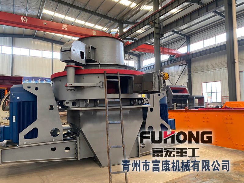 立式?jīng)_擊式破碎機可用于粗磨作業(yè)，可破碎小于60mm的入料